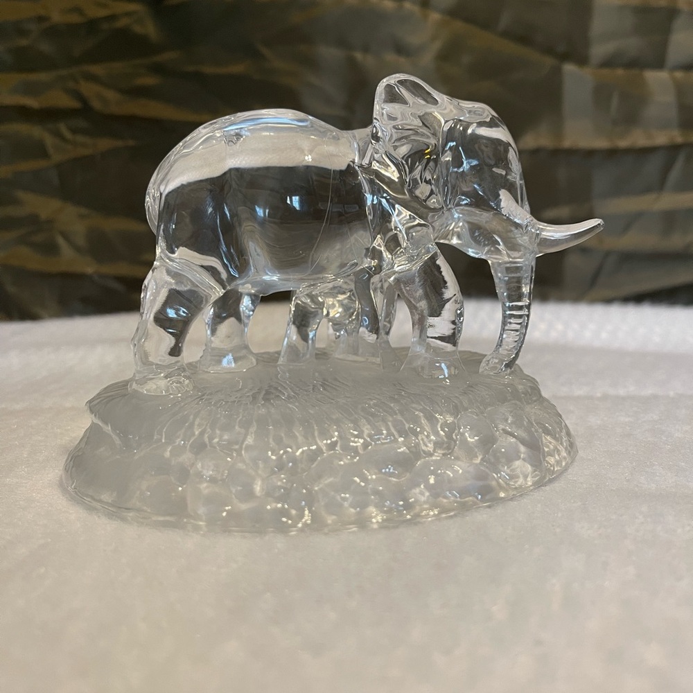 Oneida Wildlife Capri Collection Crystal Elephant And Baby Calf w/ Trunk Down